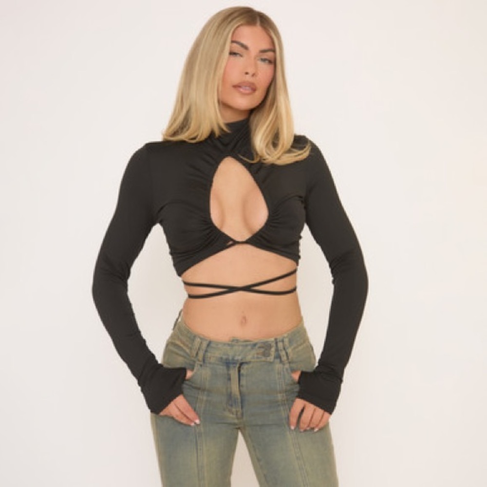 Long sleeve Keyhole Cut Out Strappy Crop Top in Black Small